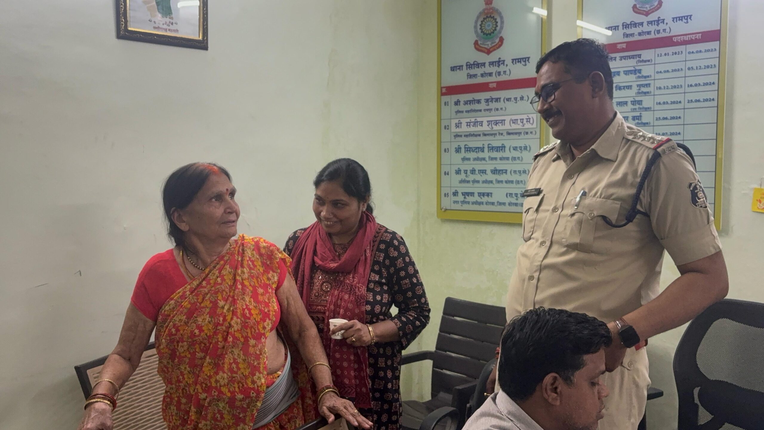 4 दिन में 9 लाख की चोरी का सनसनीखेज खुलासा: सिविल लाइन थाना पुलिस की बड़ी कामयाबी, भावुक हुई बुजुर्ग मां ने टीआई प्रमोद डडसेना को लगाया गले, कहा…